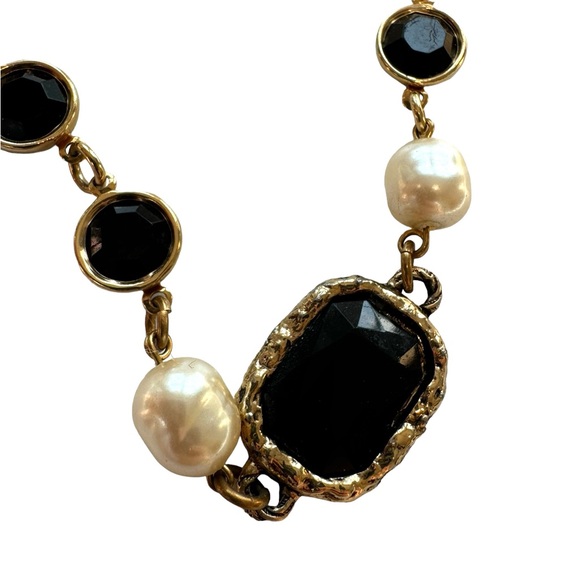 Vintage costume necklace w/pearls and black glass beads w/gold tone accents. EUC - Picture 4 of 4